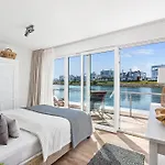 Treibholz: Meerblick, Dachterrasse, Bootsanleger, Badeleiter, Sauna 別荘