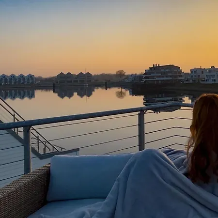 Treibholz: Meerblick, Dachterrasse, Bootsanleger, Badeleiter, Sauna بيت للعطل أوبلينتيز